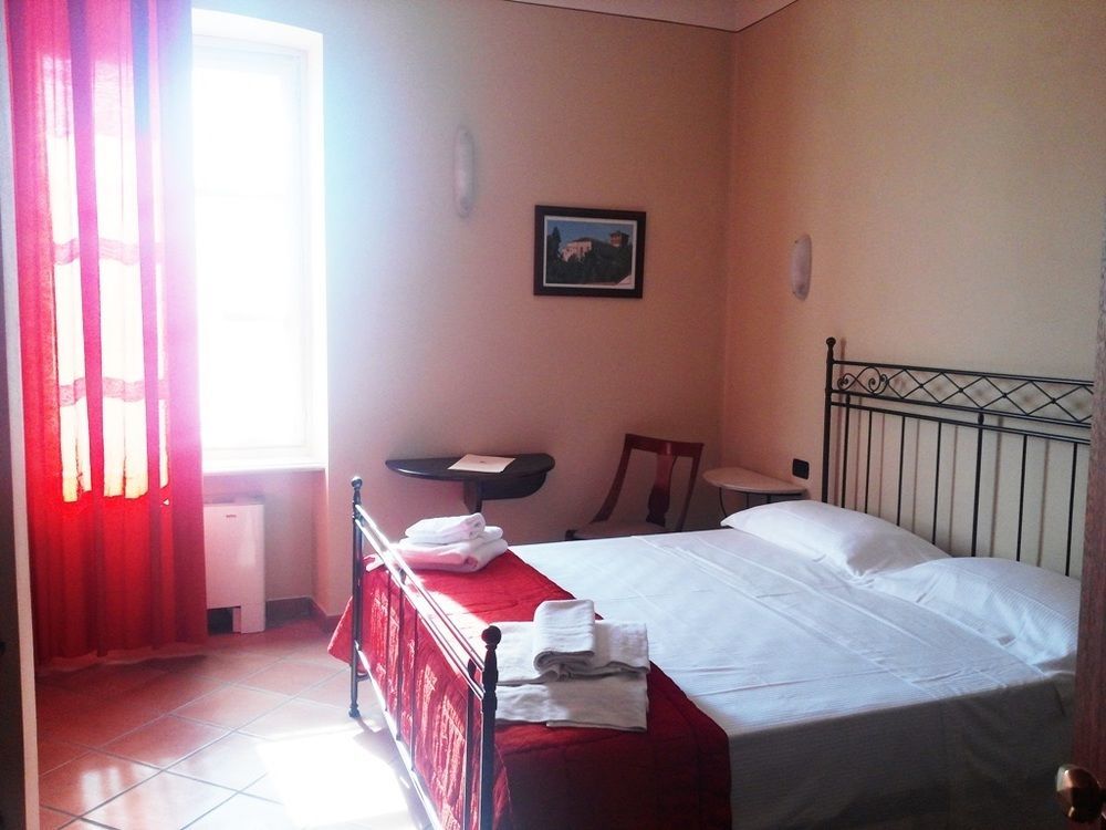 Il Castello Di Bubbio Hotel Екстериор снимка